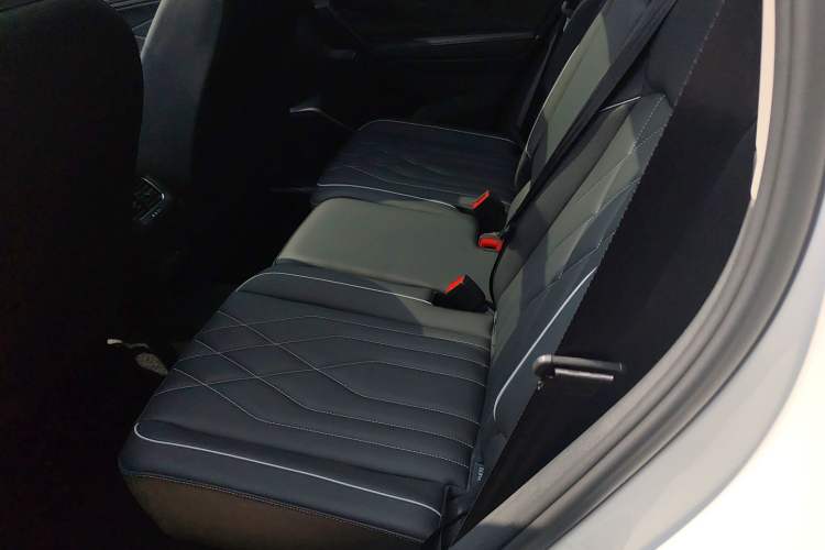 Used Volkswagen Tiguan L 2024 Outstanding Model 330TSI Automatic Two-Wheel Drive R-Line Dragon Glory Edition
