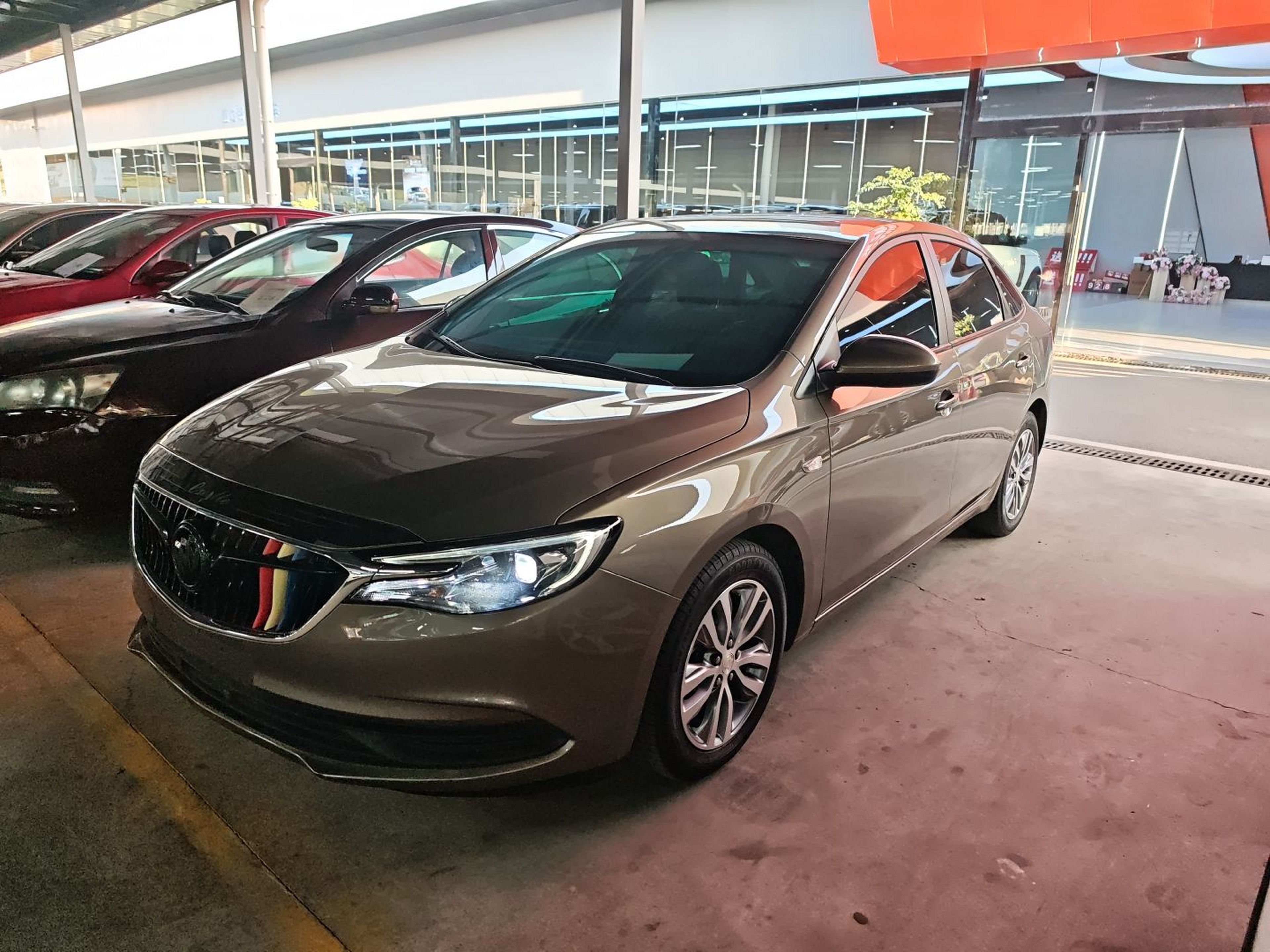 Под передней частью автомобиля