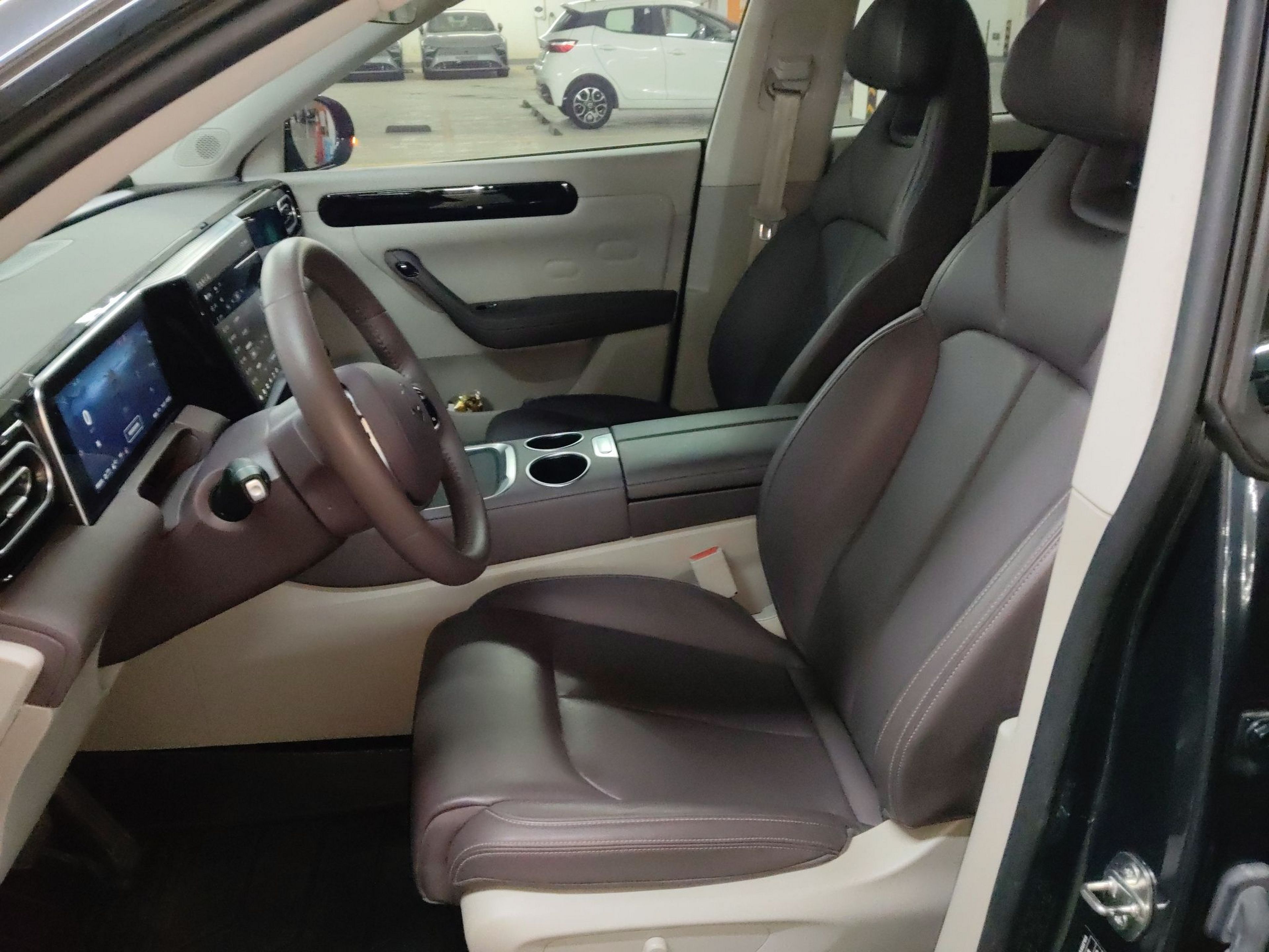 المقاعد الأمامية داخل السيارة