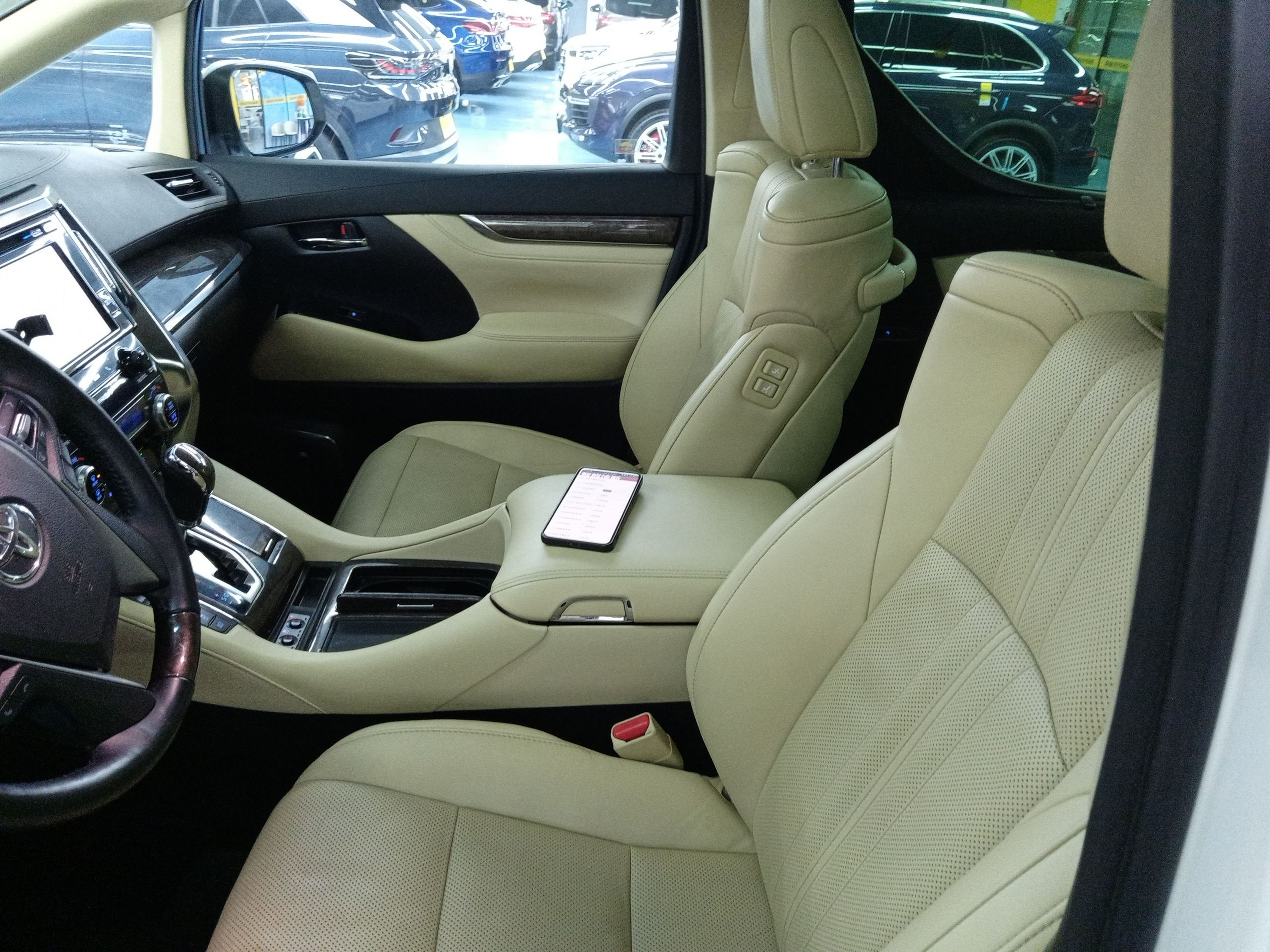 Переднее сиденье в автомобиле