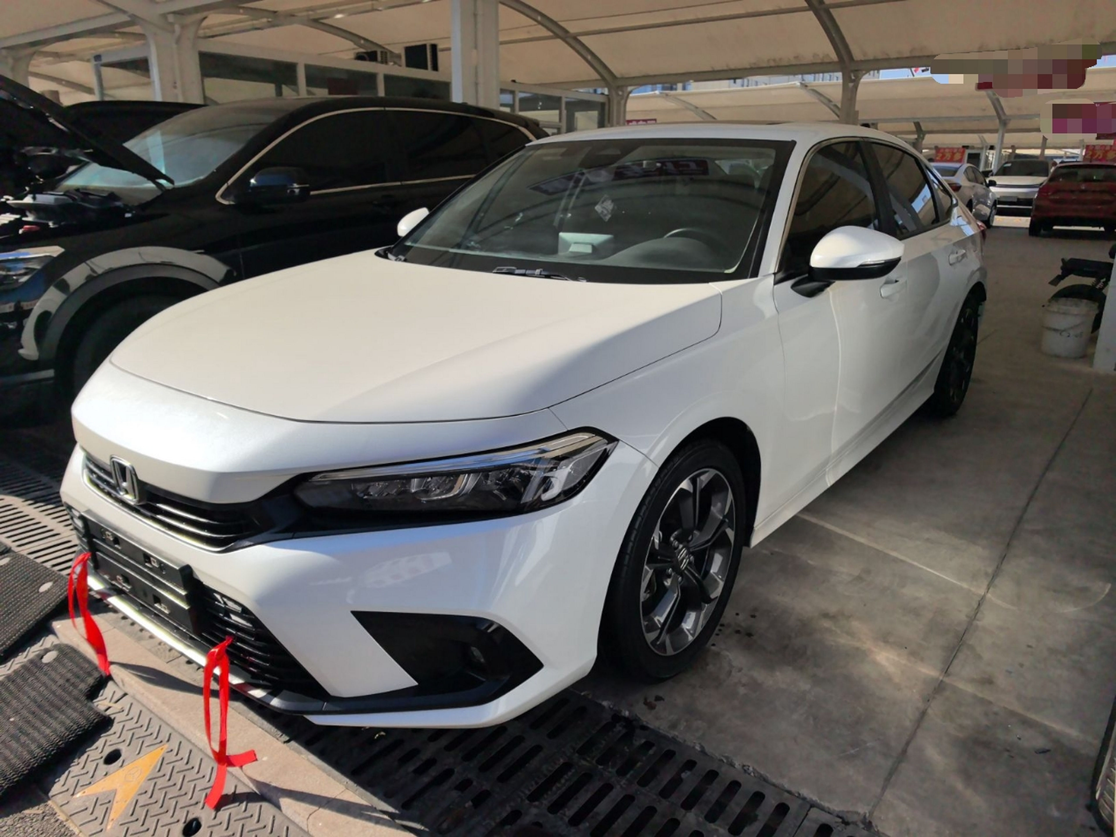 Под передней частью автомобиля