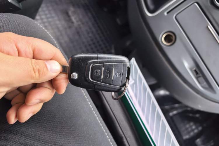 Used SAIC MAXUS Xintu V80 2019 2.5T Classic Model 6-Speed Manual – Aoyuntong Modified Version Short Wheelbase Ultra-Low Roof 5/6 Seats