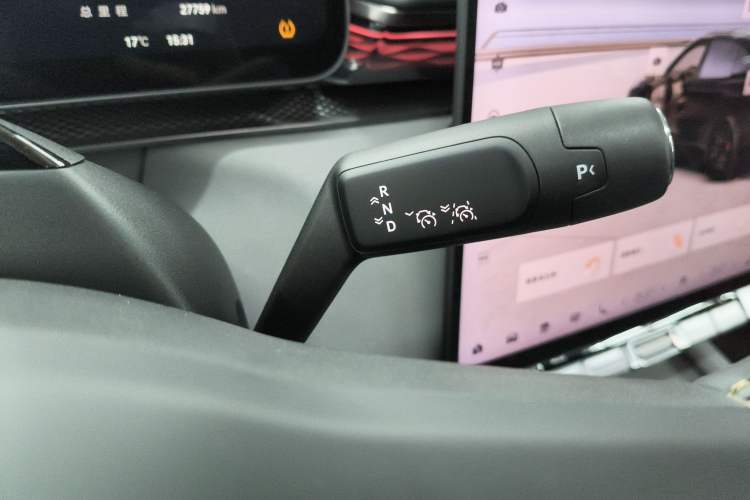 Used Zeekr 7X 2025 100 kWh Long-Range Rear-Wheel Drive with Intelligent Driving Features
