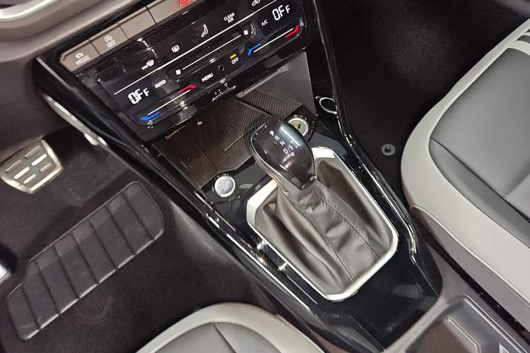 Used Volkswagen T-ROC 2024 300TSI DSG Two-Wheel-Drive Chen Guang Edition
