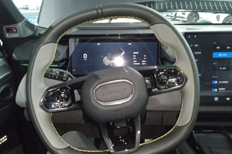 Used Lynk & Co 08 EM-P 2025 120km Long-Range Halo