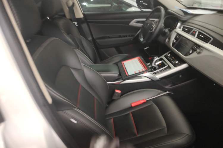 Used Geely Auto Emgrand X7 Sport 2020 1.8TD DCT Two-Wheel Drive Smart Connect 4G-Enabled Version
