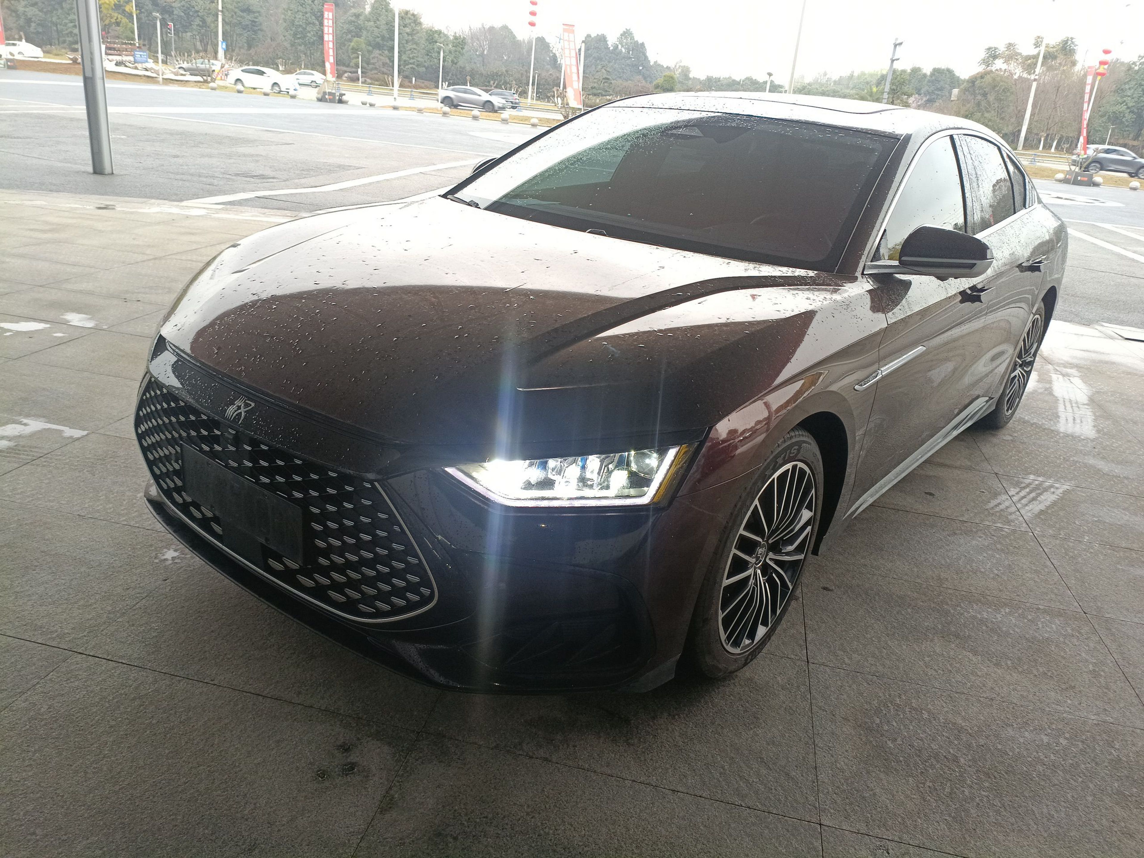 Под передней частью автомобиля