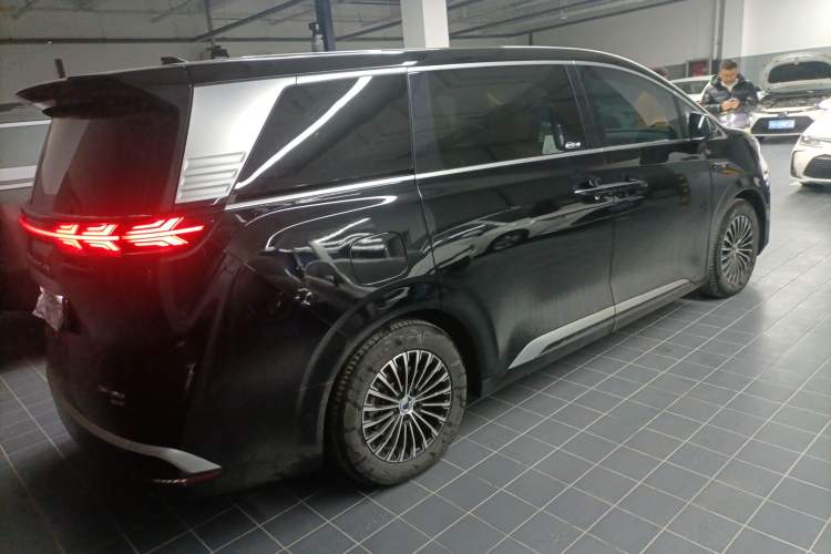 Used Denza D9 2025 DM-i Smart Drive 1020 Four-Wheel Drive Deluxe Model
