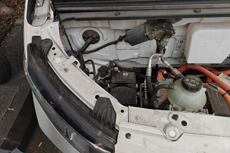 Used Wuling Yangguang 2024 300km Comfort-Grade Passenger Van 60kW