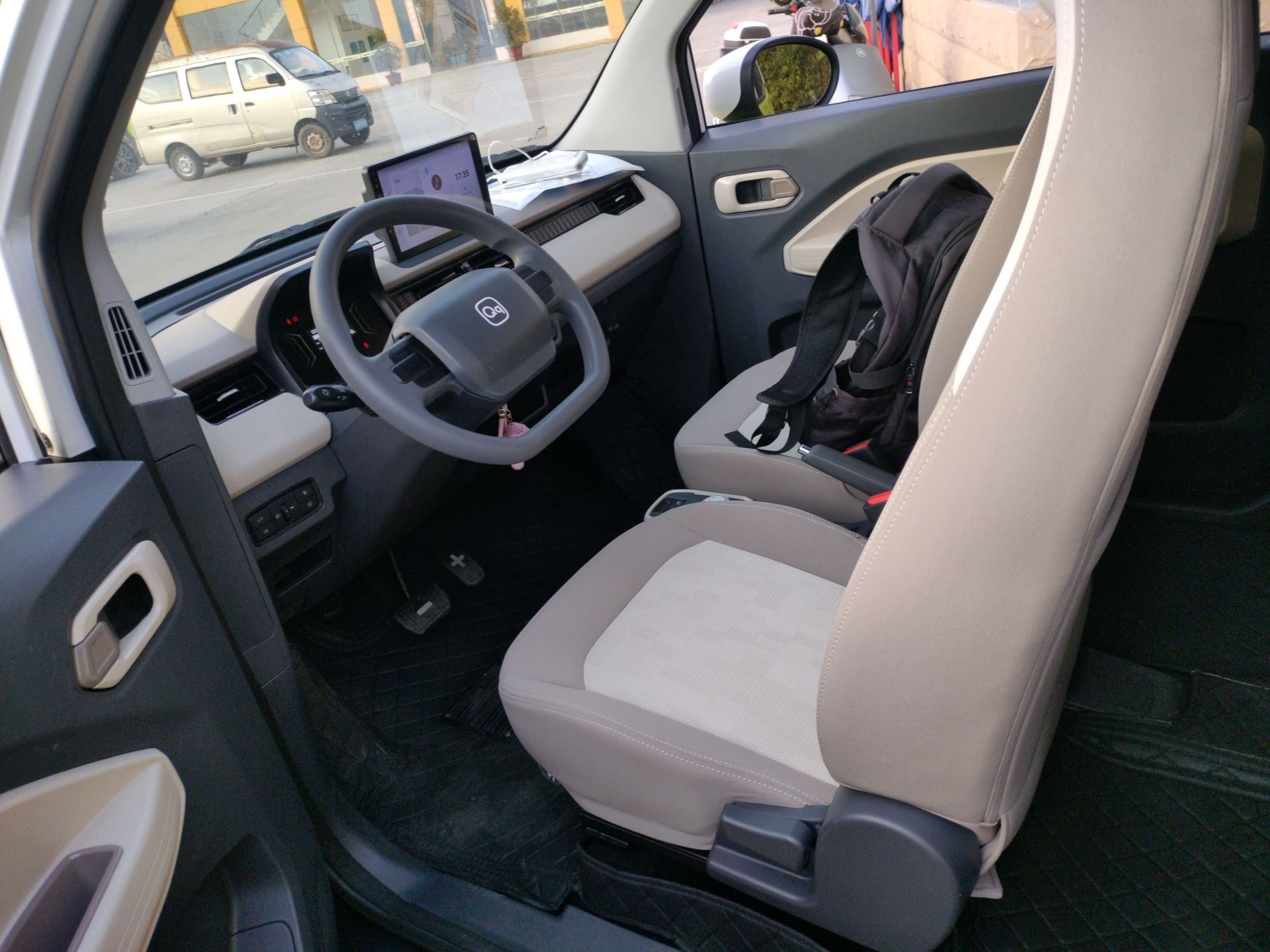 Переднее сиденье в автомобиле