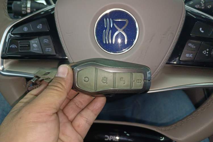 Used BYD Han 2024 EV Glory Edition 715KM Front-Wheel-Drive Flagship Model
