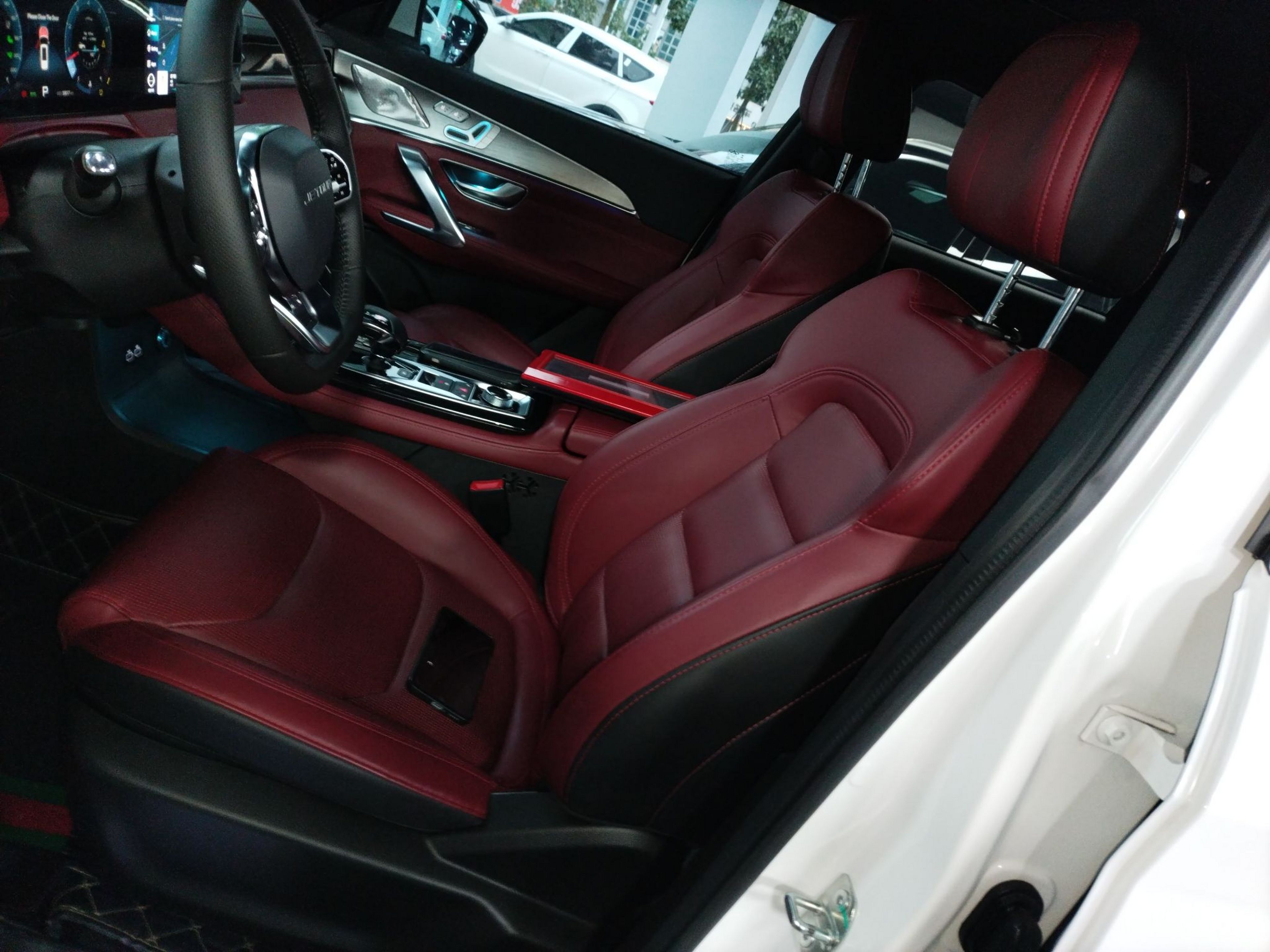 المقاعد الأمامية داخل السيارة