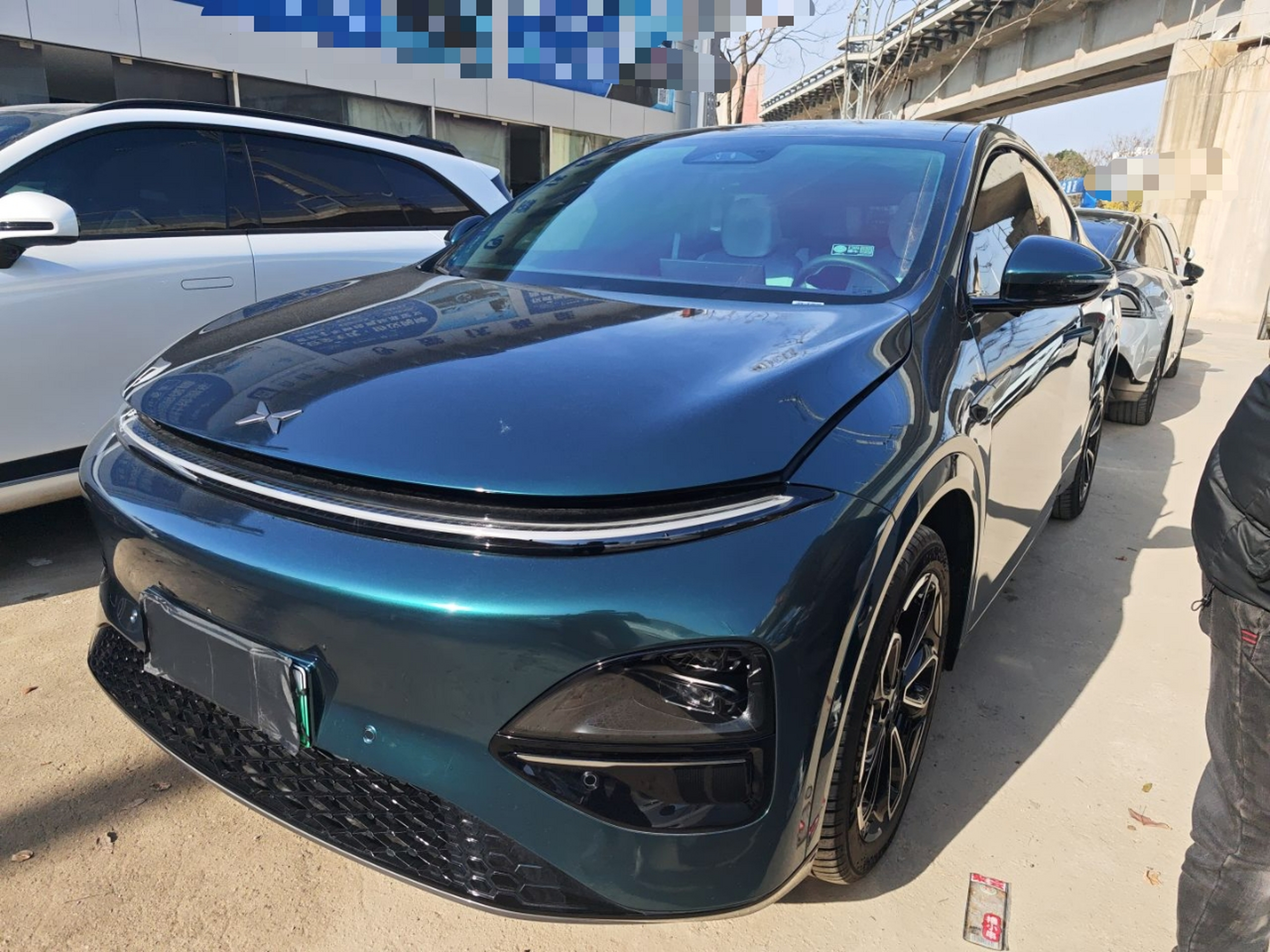 Под передней частью автомобиля