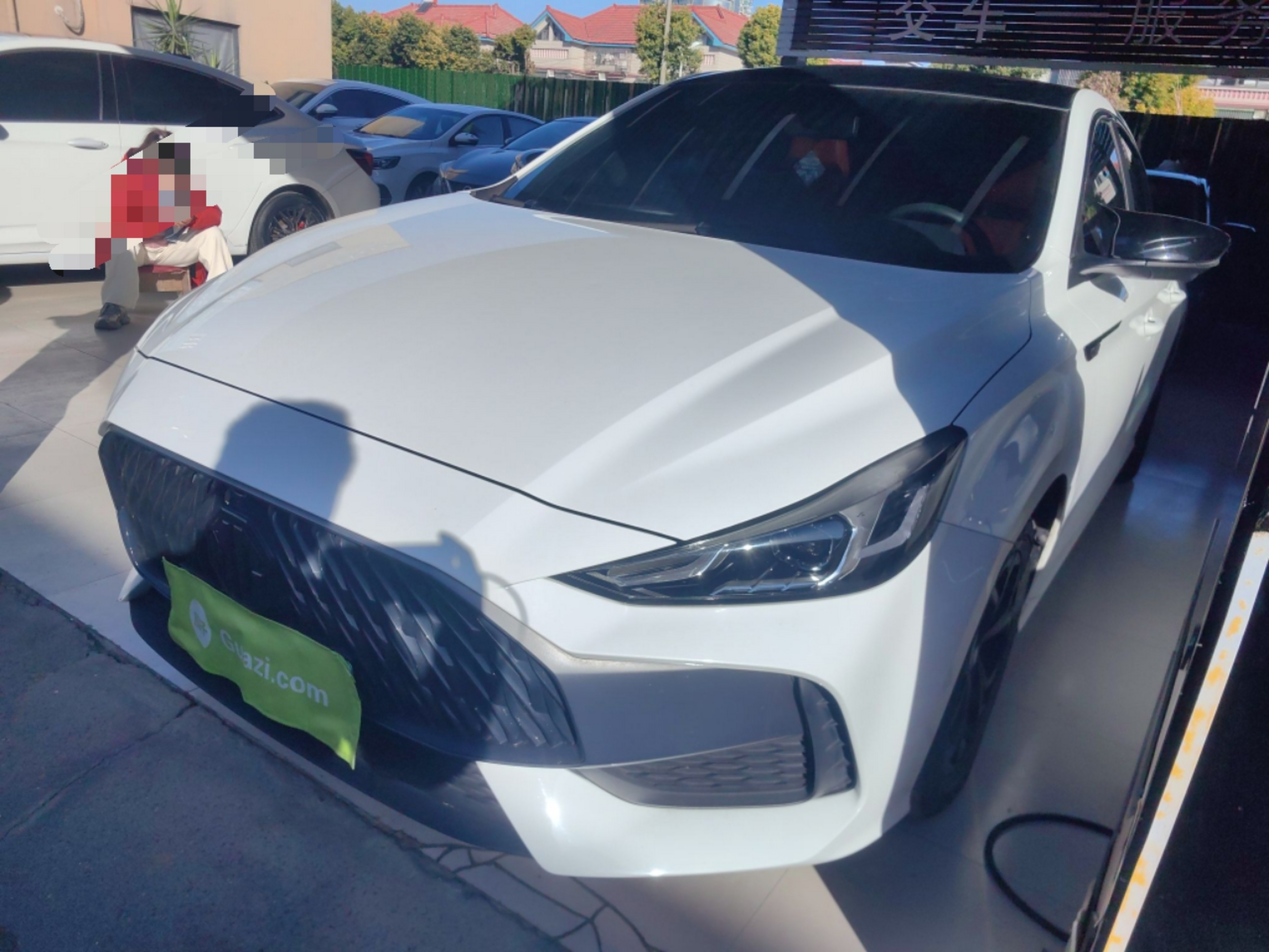 Под передней частью автомобиля