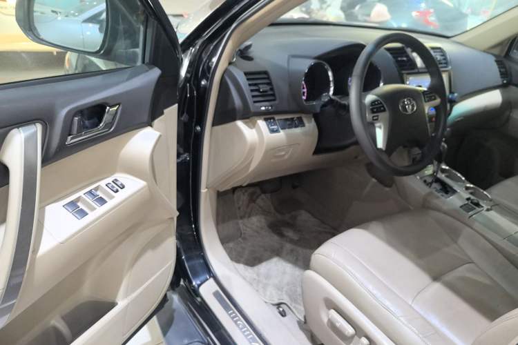 Used Toyota Highlander 2012 2.7L Two-Wheel Drive 7-Seater Luxury Edition
