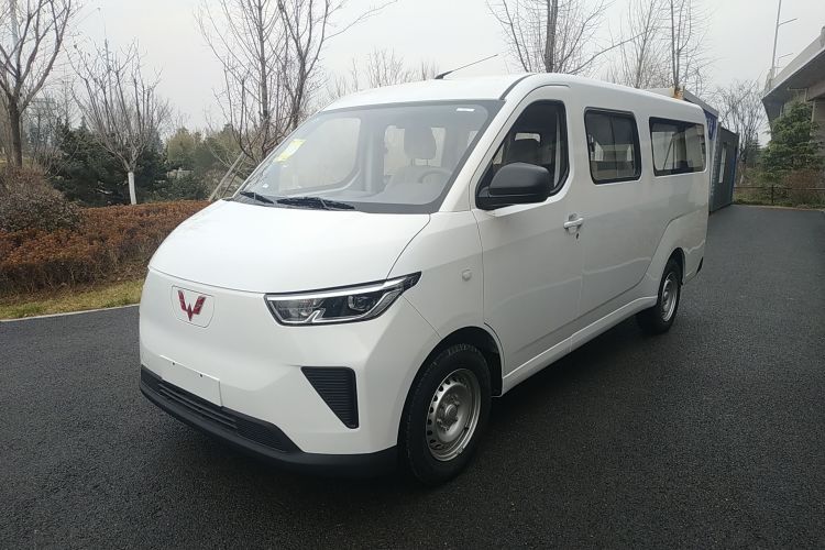 Used Wuling Yangguang 2024 300KM Comfort Version Passenger Van 75kW
