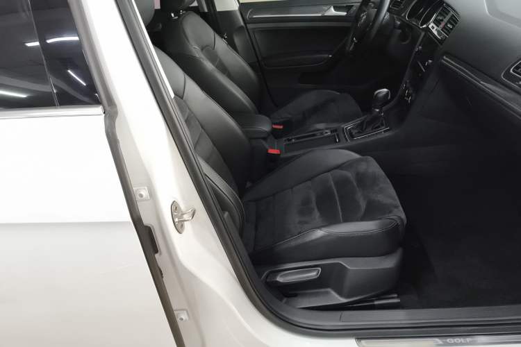 Used Volkswagen Golf 2018 230TSI Automatic Luxury Version
