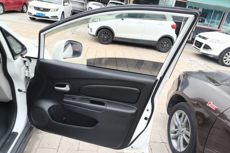 Used Venucia R50 2015 1.6L Manual Fashion Edition
