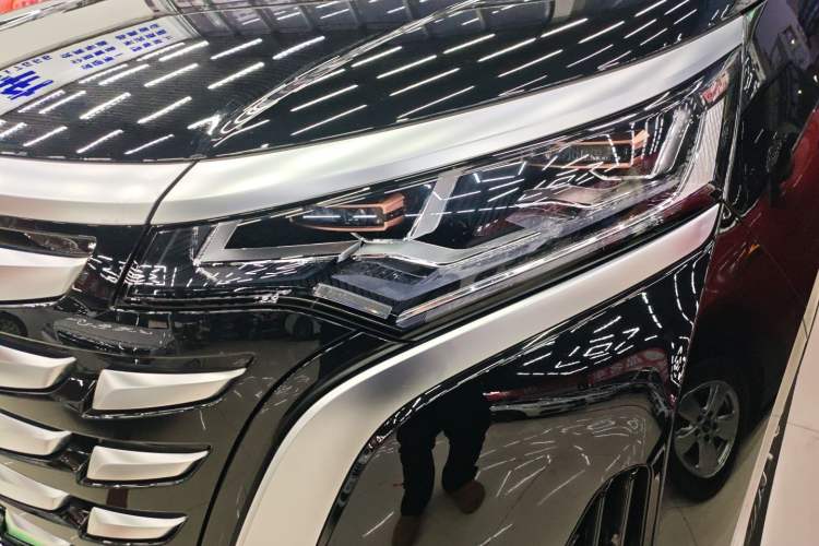 Used Denza D9 2022 DM-i 1040 Prestige Model