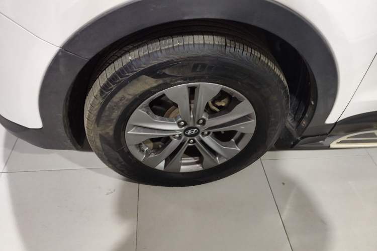 Used Hyundai Santa Fe 2015 2.4L Automatic Two-Wheel Drive Smart Version 5 Seats
