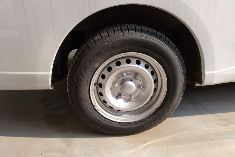 Used Wuling Yangguang 2024 300KM Comfort Version Passenger Van 75kW