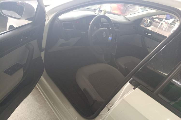 Used Skoda Rapid 2015 1.6L Automatic Smart Selection Model