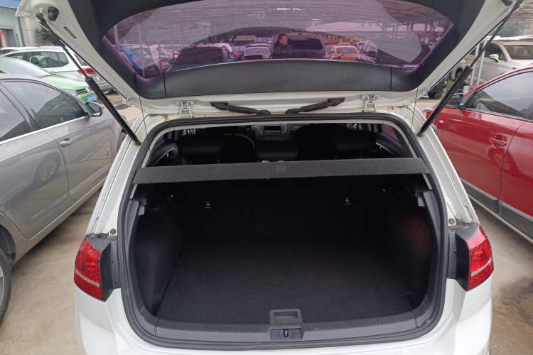 Used Volkswagen Golf 2016 1.6L Automatic Fashion Model