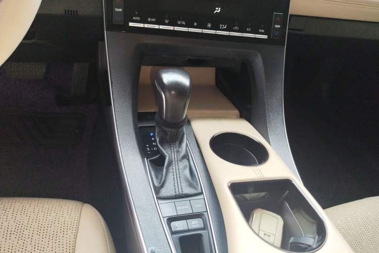 Used Toyota Avalon 2019 Dual-Engine 2.5L Luxury Edition China VI Standard
