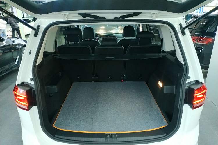 Used Volkswagen Touran 2016 Volkswagen Touran L 280TSI DSG Comfort Edition
