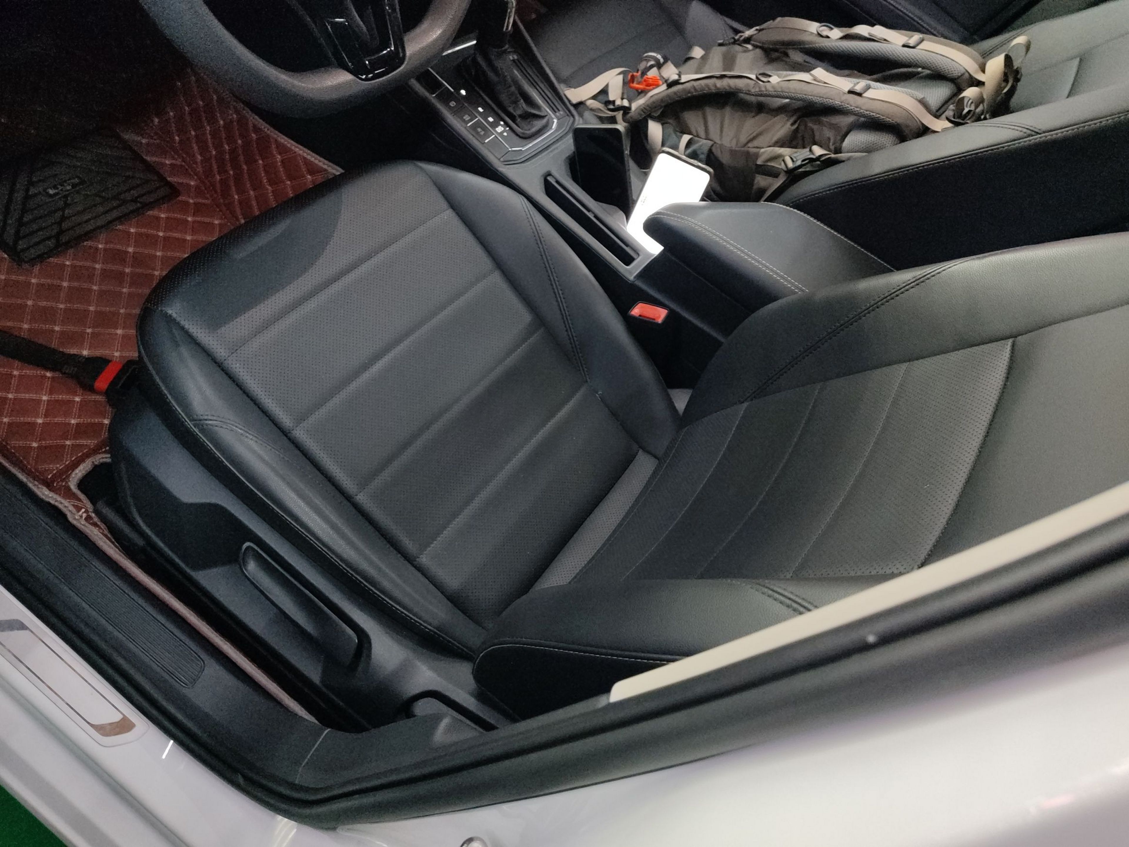 Переднее сиденье в автомобиле