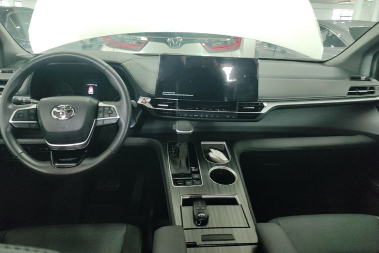 Used Toyota Sienna 2023 2.5L Hybrid Deluxe Edition