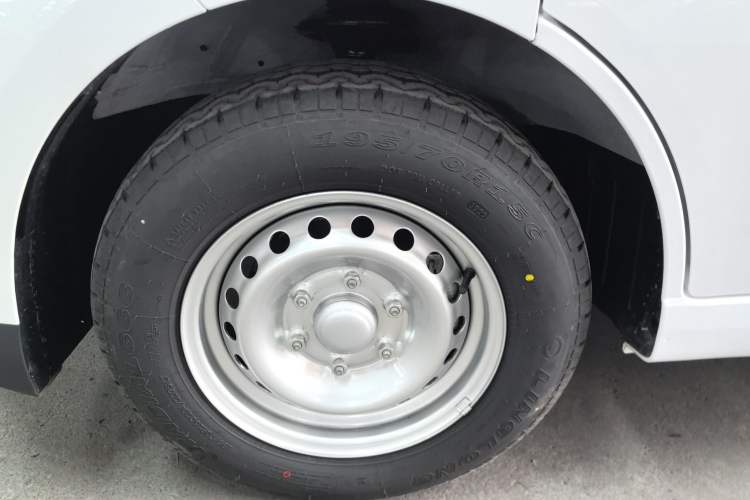 Used Wuling Yangguang 2024 300KM Comfort Version Passenger Van 75kW
