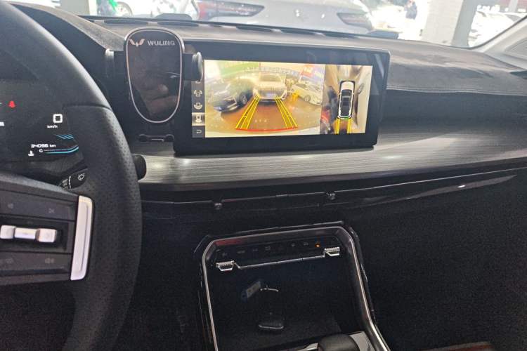 Used Wuling Asta 2022 2.0L DHT Electric-Speed Version
