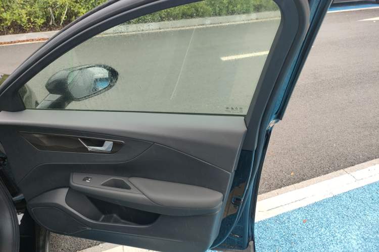 Used Hongqi E-QM5 2024 450km Range Commuter Version
