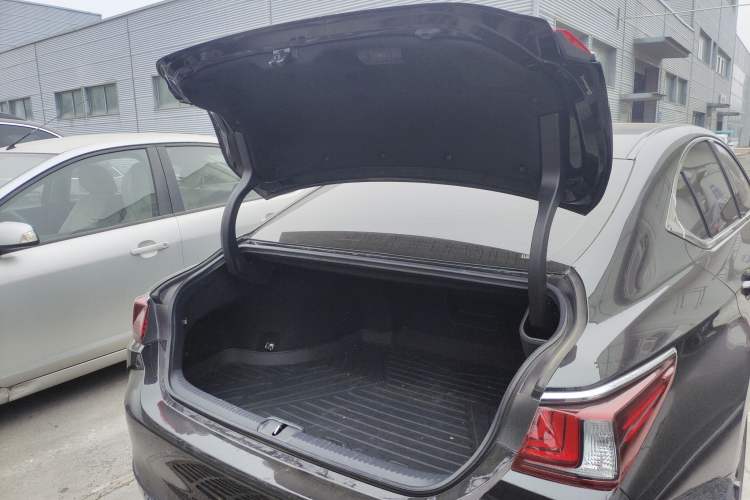 Used Lexus ES 2021 300h Deluxe Edition
