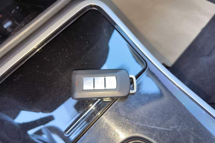 Used Mitsubishi Outlander 2019 2.4L 4x4 Zhi Xiang Edition 5 Seats China VI Standard