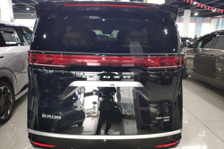 Used Denza D9 2025 DM-i Intelligent Drive 1020 Four-Wheel Drive Prestige Model
