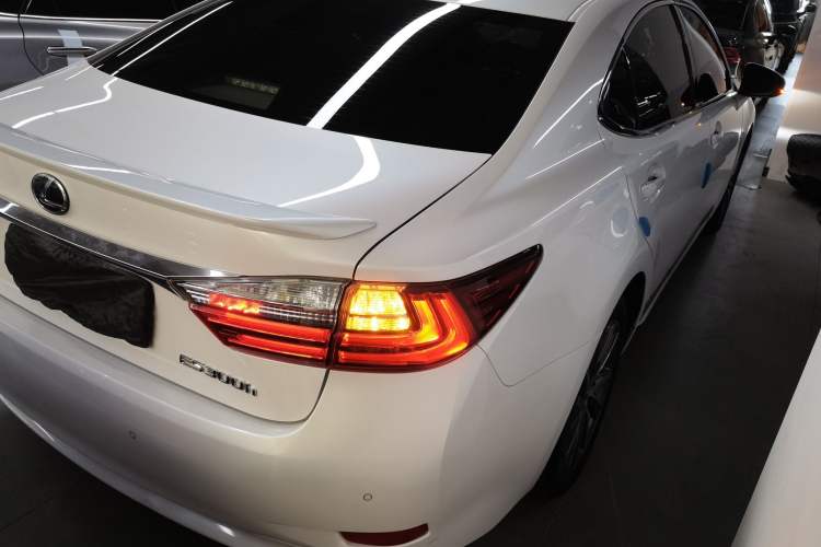 Used Lexus ES 2015 300h Comfort Edition
