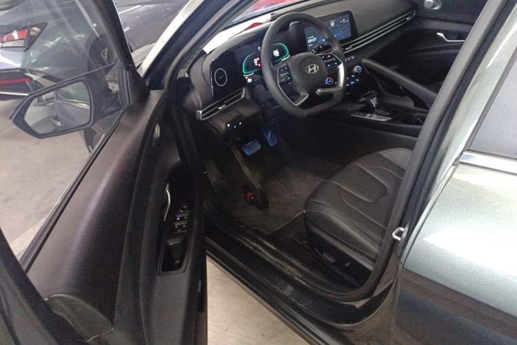 Used Hyundai Elantra 2023 1.5L CVT LUX Prestige Edition
