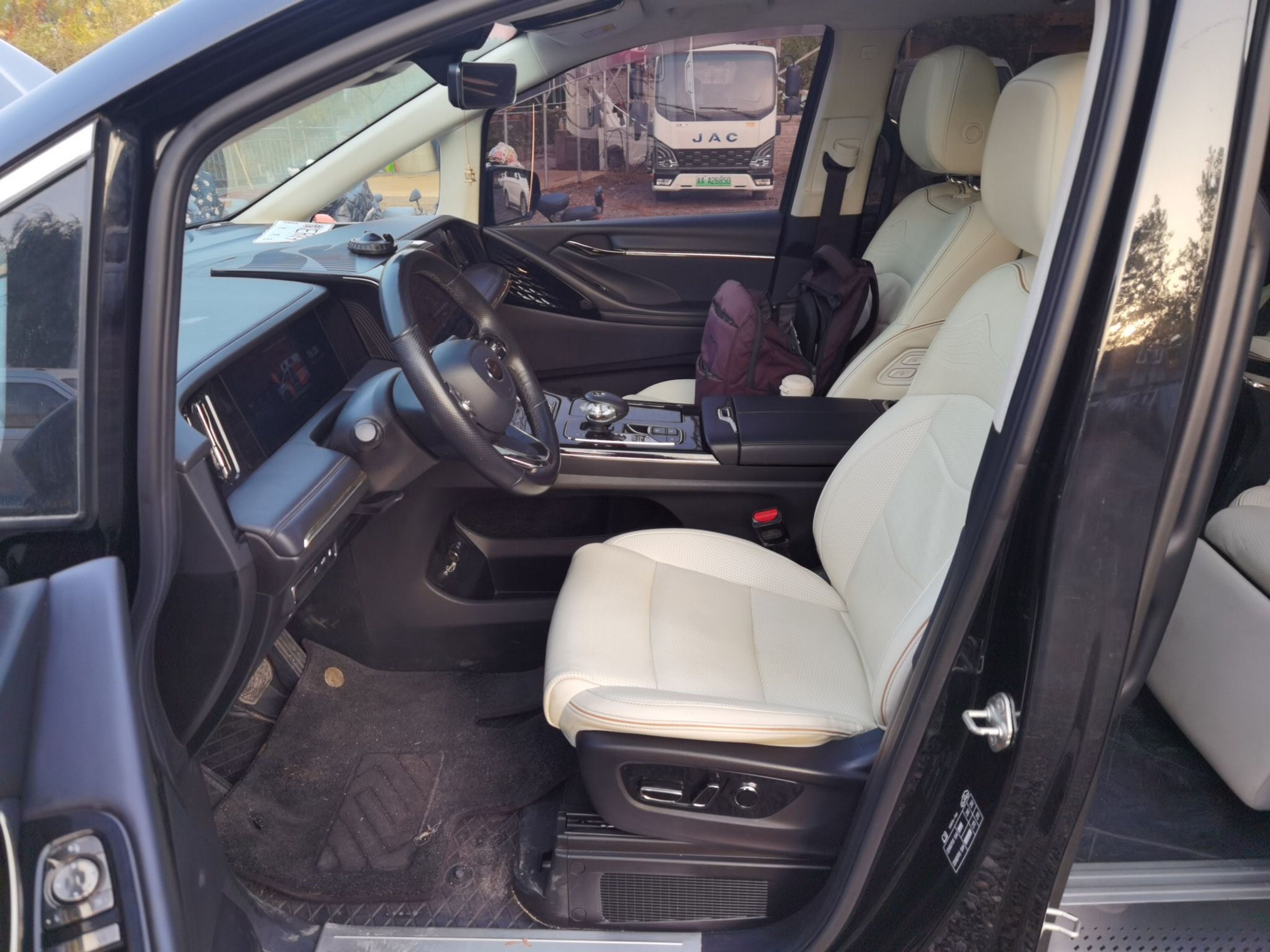 المقاعد الأمامية داخل السيارة