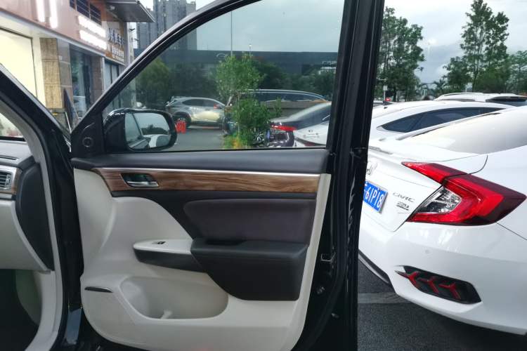 Used GAC Trumpchi GS8 2017 320T Two-Wheel Drive Luxury Smart Connectivity Version (7 Seats)
