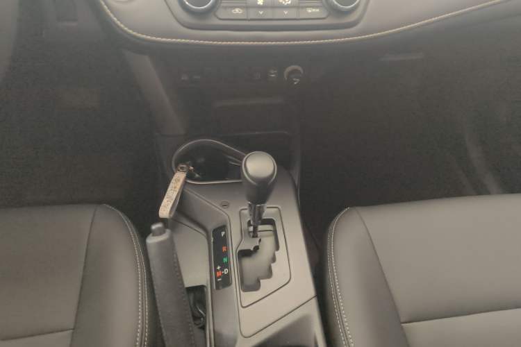 Used Toyota RAV4 2019 2.0L CVT Two-Wheel Drive Luxury Version China VI Standard
