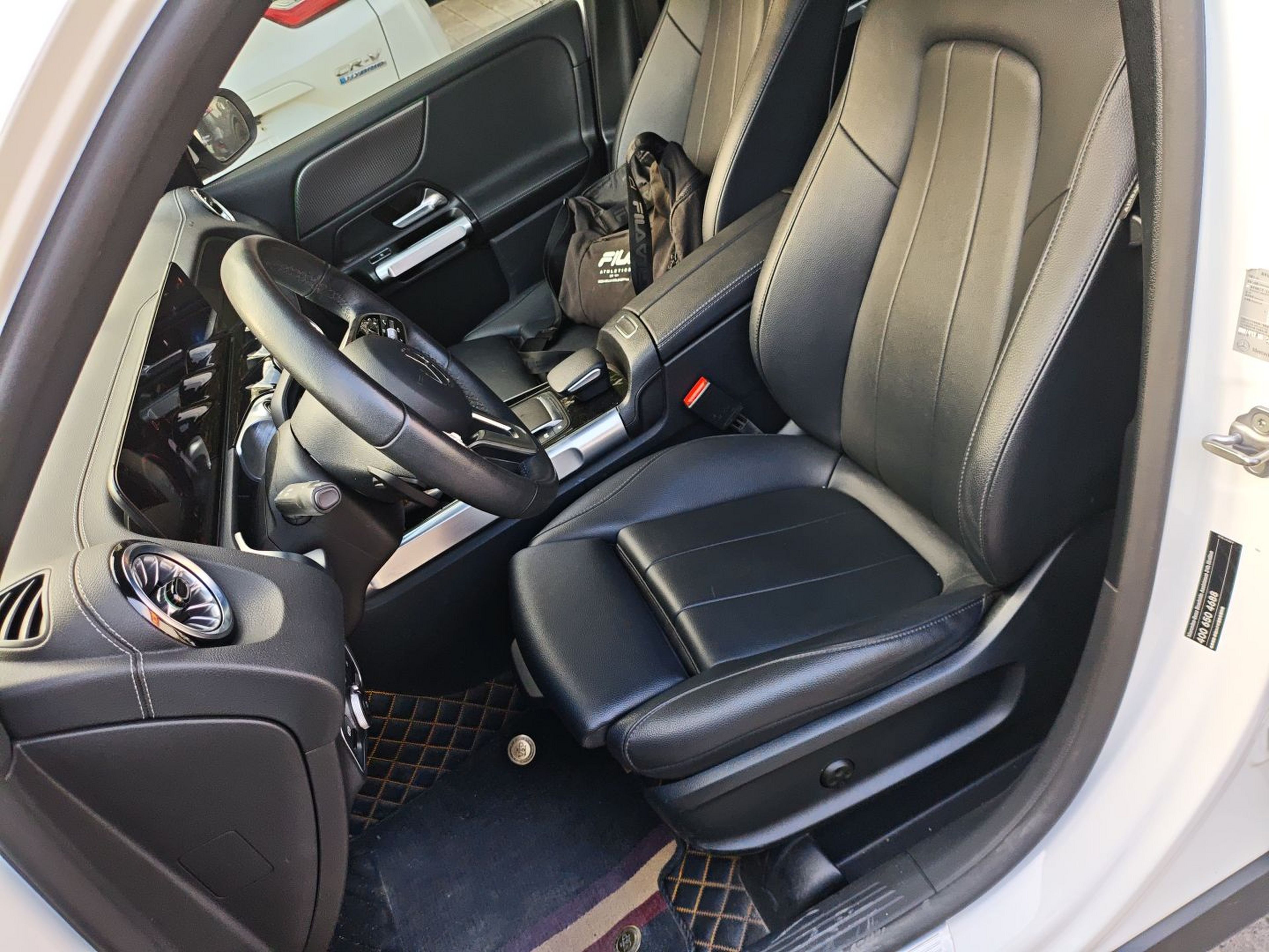 Переднее сиденье в автомобиле