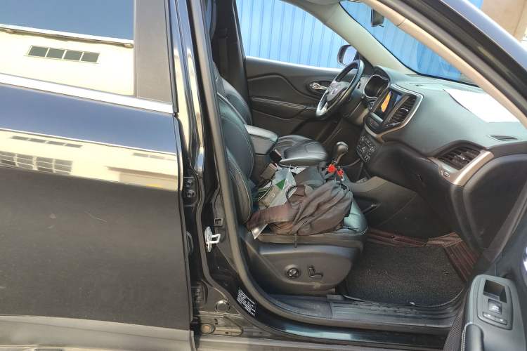 Used  Cherokee 2017 2.0L Superior Edition