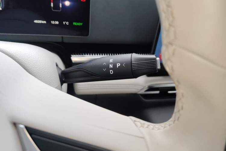 Used VOYAH Dream 2025 PHEV Four-Wheel-Drive Flagship Kunpeng Edition
