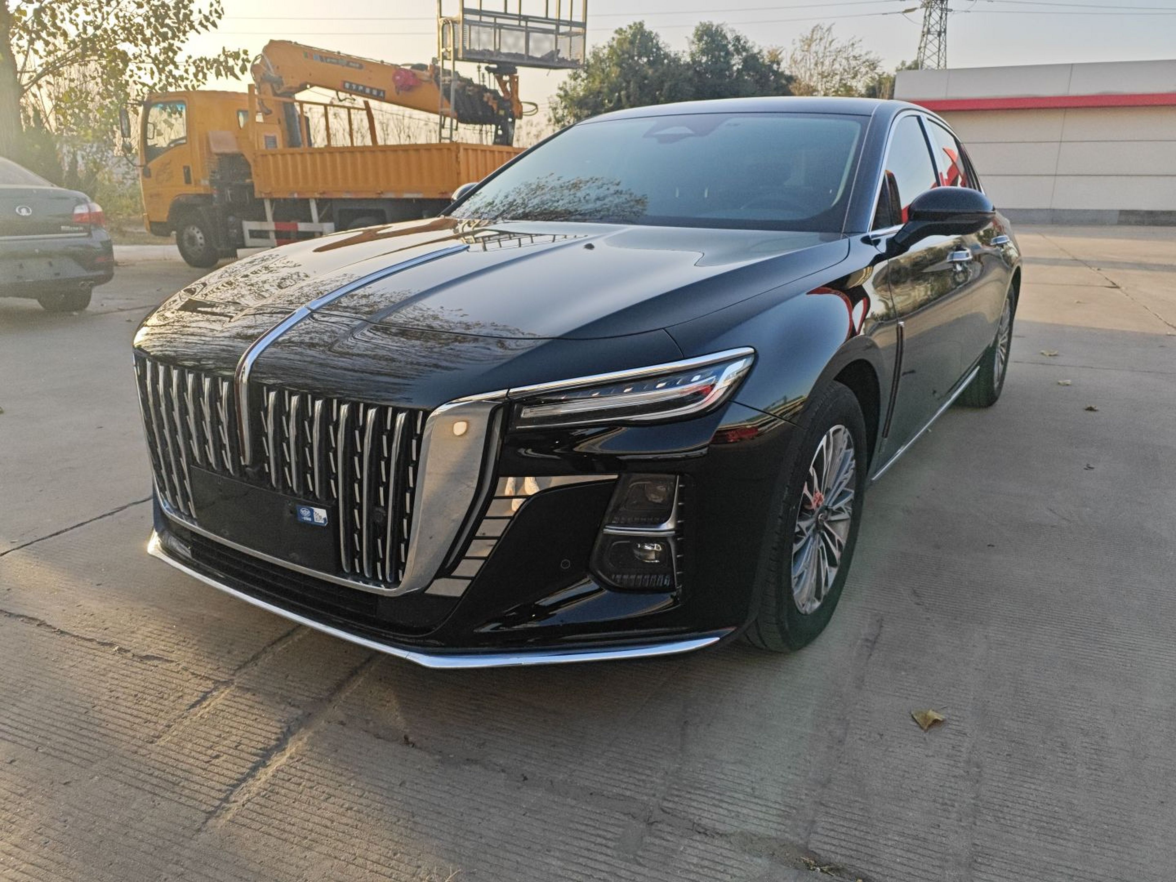 تحت مقدمة السيارة