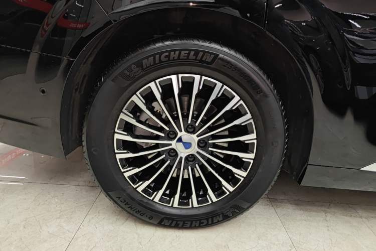 Used Denza D9 2025 DM-i Intelligent Drive 1020 Four-Wheel Drive Flagship Model