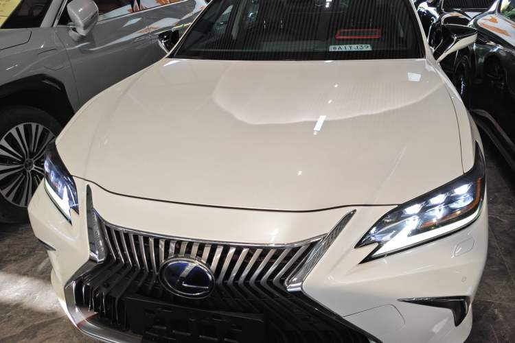 Used Lexus ES 2020 300h Deluxe Edition
