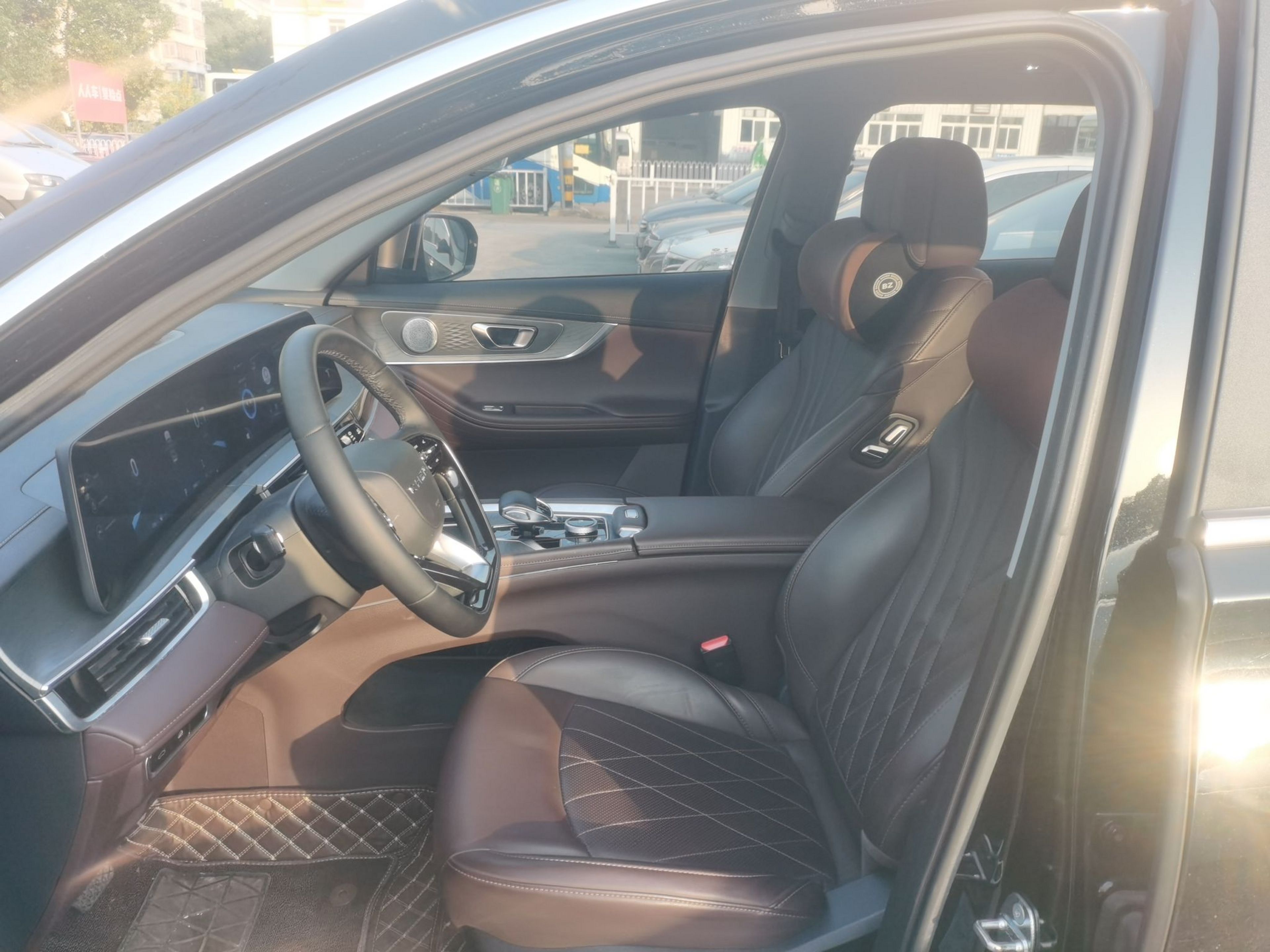 المقاعد الأمامية داخل السيارة