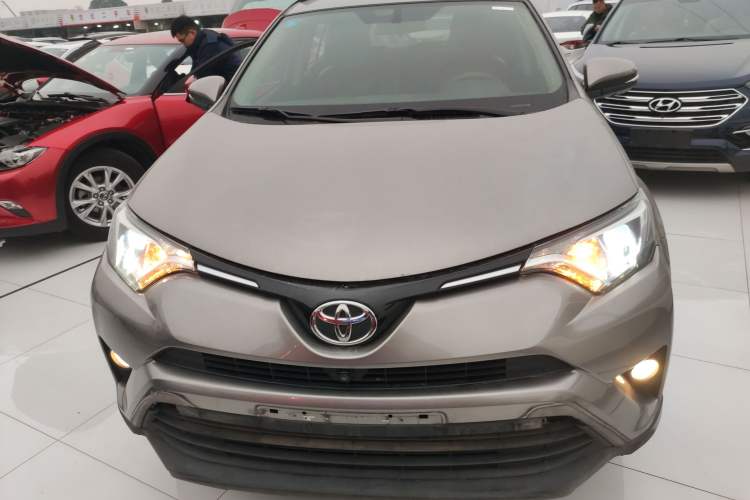 Used Toyota RAV4 2016 2.0L CVT Two-Wheel Drive Fashion Edition China V Standard
